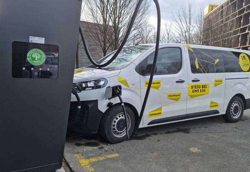 Für die Zukunft der E-Mobilität gerüstet: Der E-Ladepark bei der Unternehmenszentrale der i+R Gruppe in Lauterach.