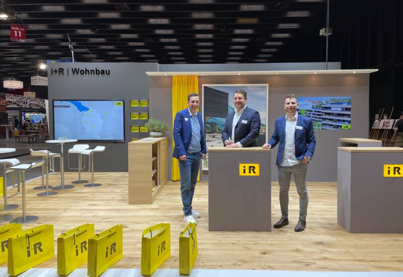 i+R Messestand mit Beraterteam